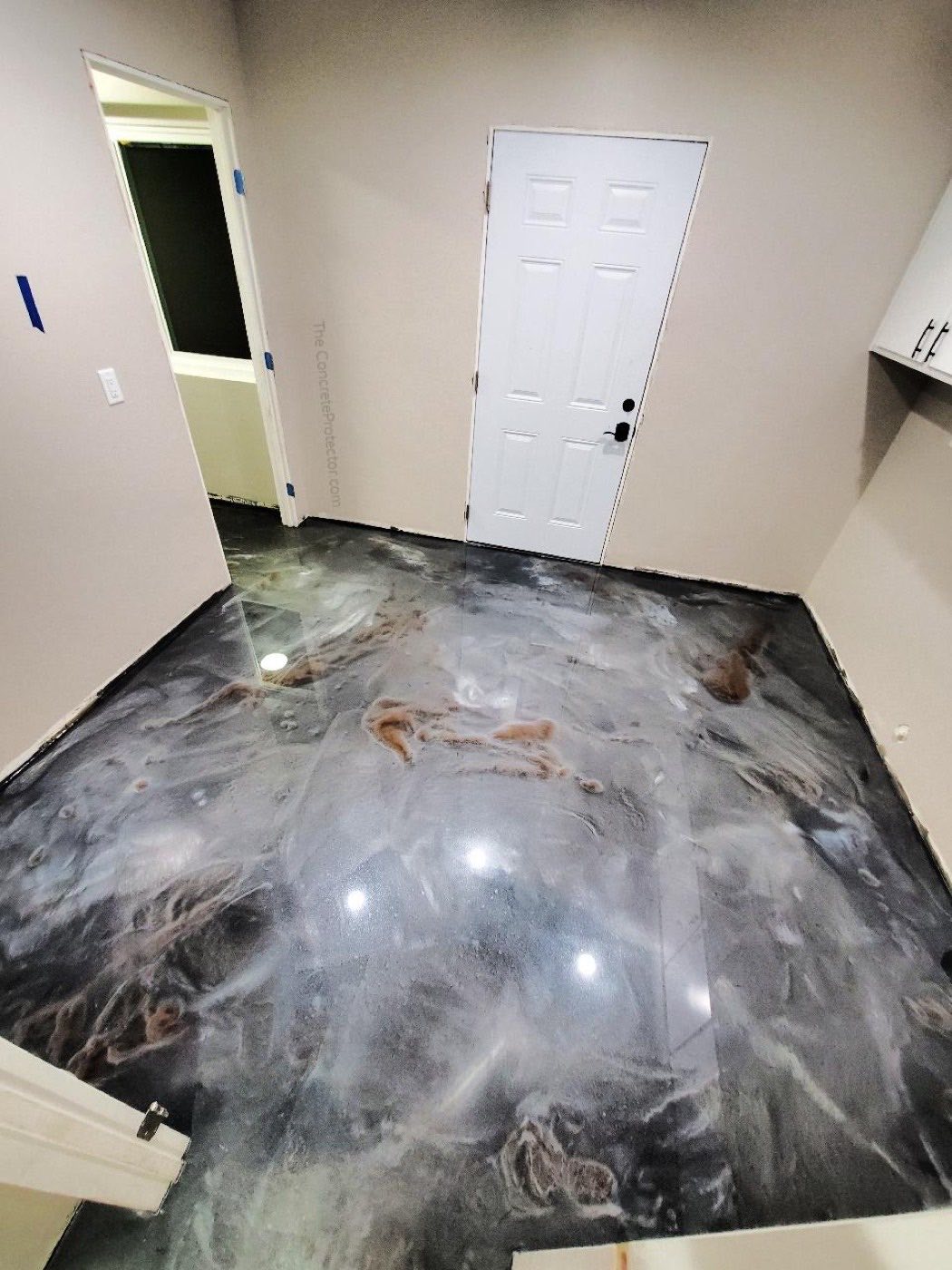 Silver metallic epoxy floor in a living space